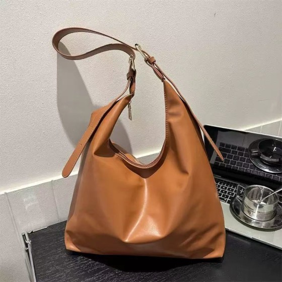 Large capacity, stylish commuter shoulder bag, versatile and chic tote bag